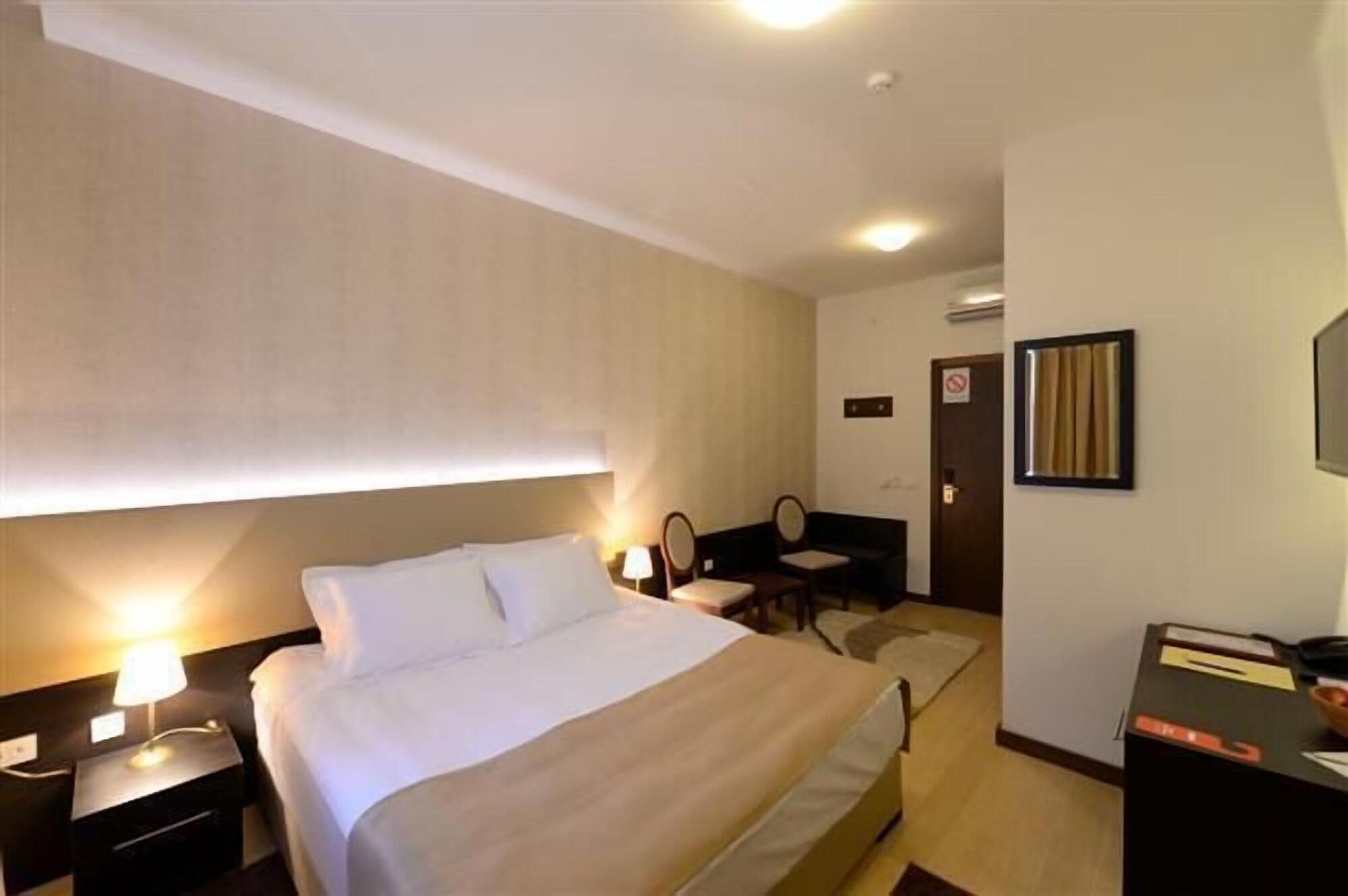 Hotel Majdan Belgrado Exterior foto
